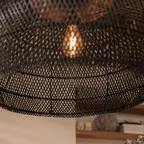 Lampada a sospensione Asterra in rattan intrecciato a mano, naturale o nera, disponibile in due misure