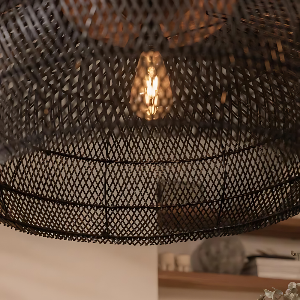 Lampada a sospensione Asterra in rattan intrecciato a mano, naturale o nera, disponibile in due misure