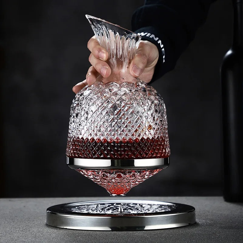 Skleněná karafa na víno AureoSpin 1500ml s otočnou základnou o 360°