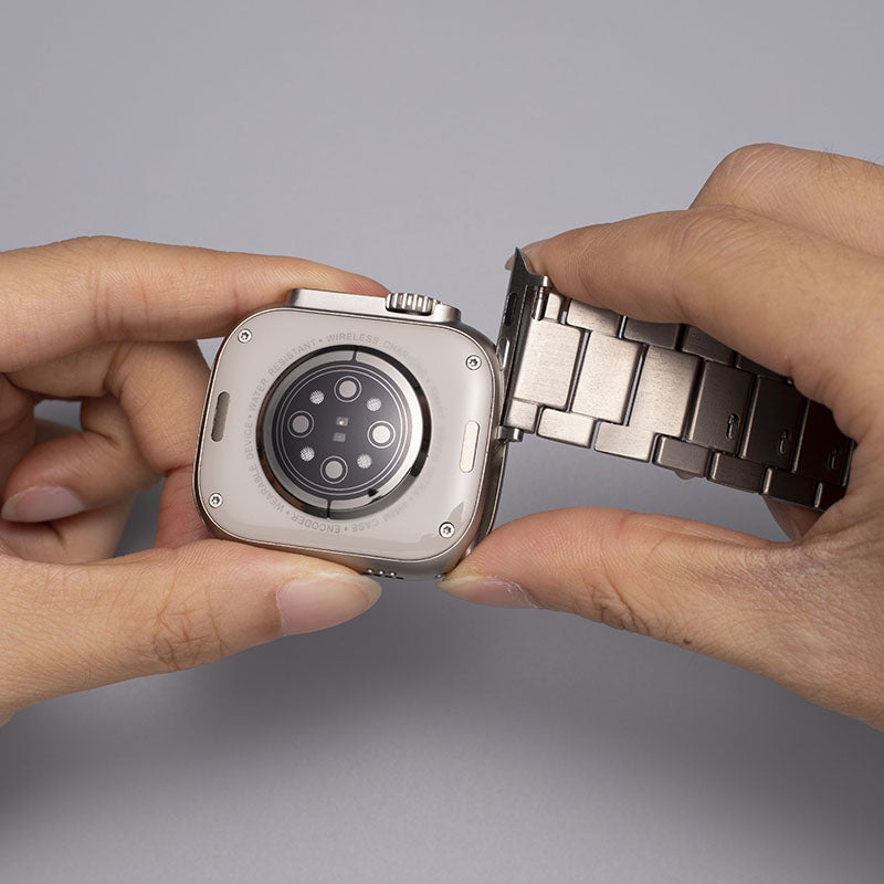 רצועת שעון מטיטניום בדרגה 2 של Gravitiq ל־Apple Watch, עם אבזם מגנטי
