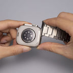 רצועת שעון מטיטניום בדרגה 2 של Gravitiq ל־Apple Watch, עם אבזם מגנטי