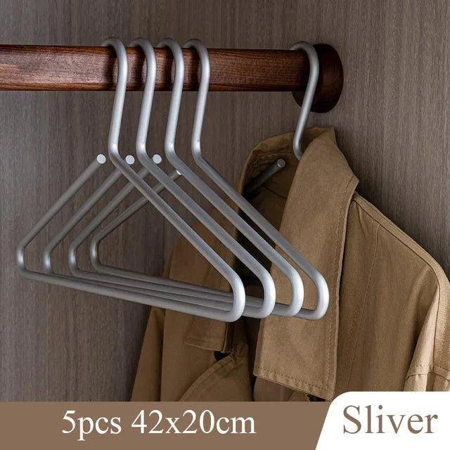 Fünfteiliges Kleiderbügelset in mattem Gold und Silber für den Kleiderschrank | Fioriscas
