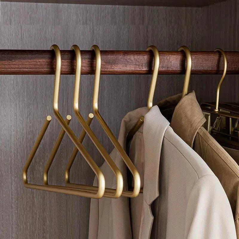 Fünfteiliges Kleiderbügelset in mattem Gold und Silber für den Kleiderschrank | Fioriscas