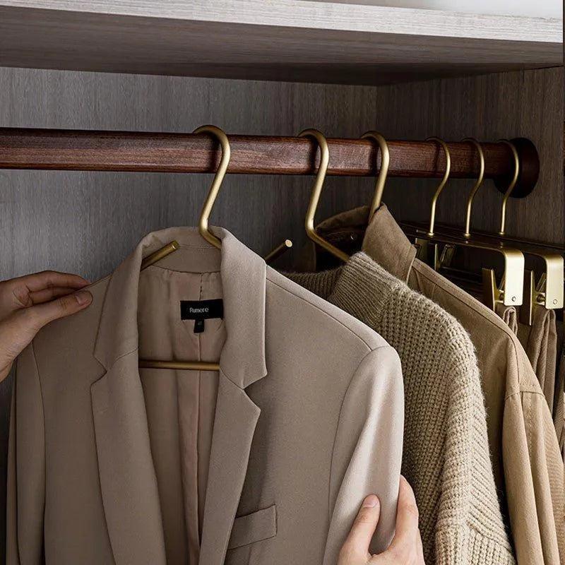 Fünfteiliges Kleiderbügelset in mattem Gold und Silber für den Kleiderschrank | Fioriscas