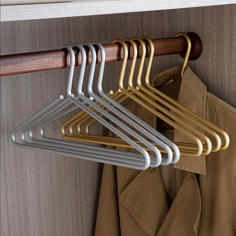 Fünfteiliges Kleiderbügelset in mattem Gold und Silber für den Kleiderschrank | Fioriscas