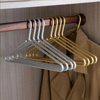 Fünfteiliges Kleiderbügelset in mattem Gold und Silber für den Kleiderschrank | Fioriscas