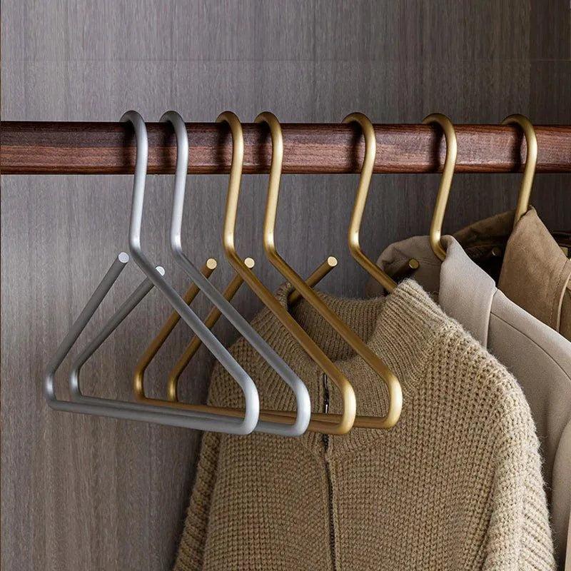 Fünfteiliges Kleiderbügelset in mattem Gold und Silber für den Kleiderschrank | Fioriscas