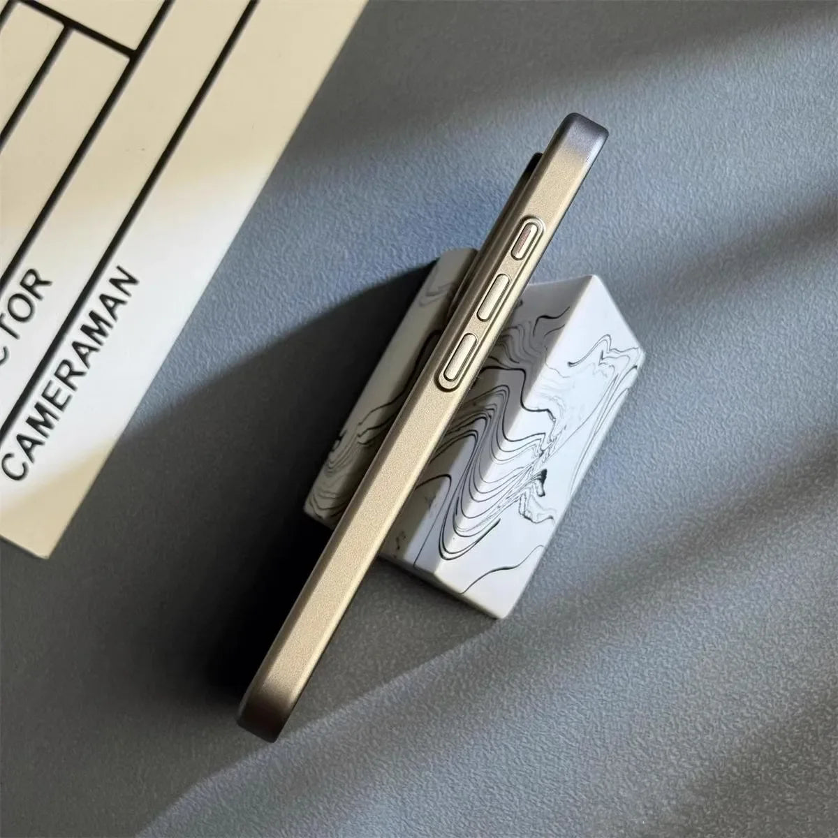 ApexGuard titaniumkleurige hoes voor iPhone, valbescherming met opstaande randen