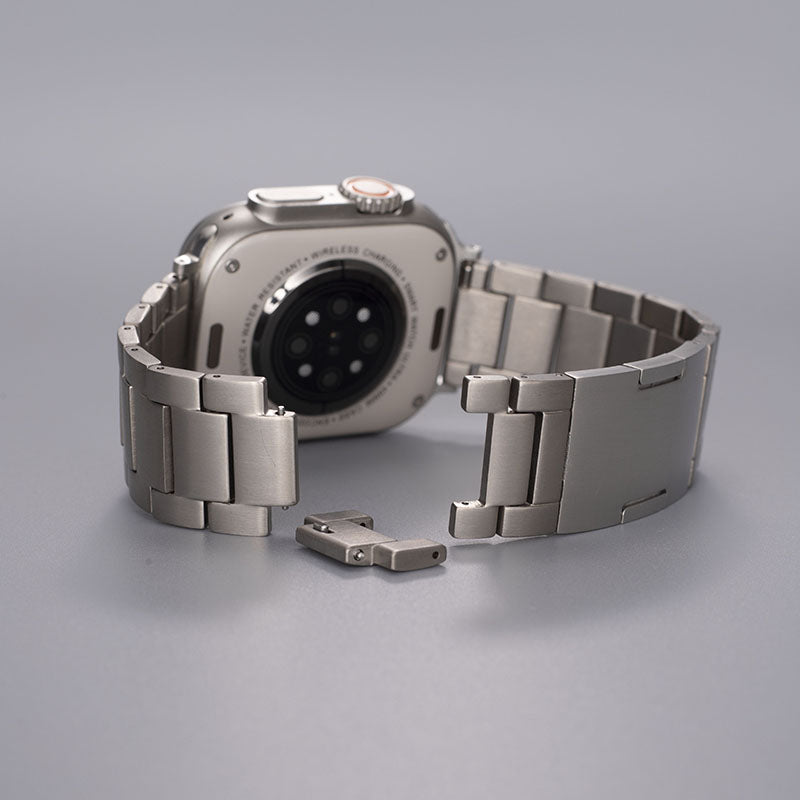 רצועת שעון מטיטניום בדרגה 2 של Gravitiq ל־Apple Watch, עם אבזם מגנטי