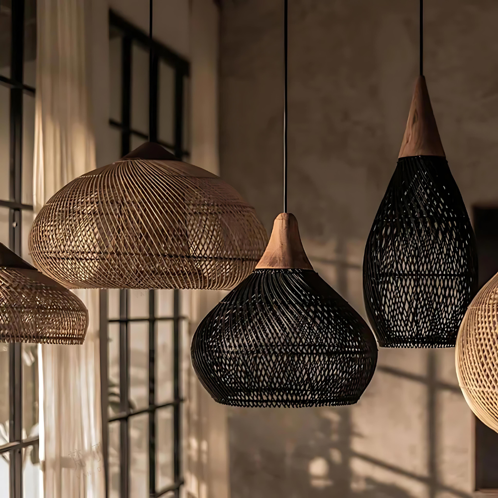 Lampada a sospensione Asterra in rattan intrecciato a mano, naturale o nera, disponibile in due misure