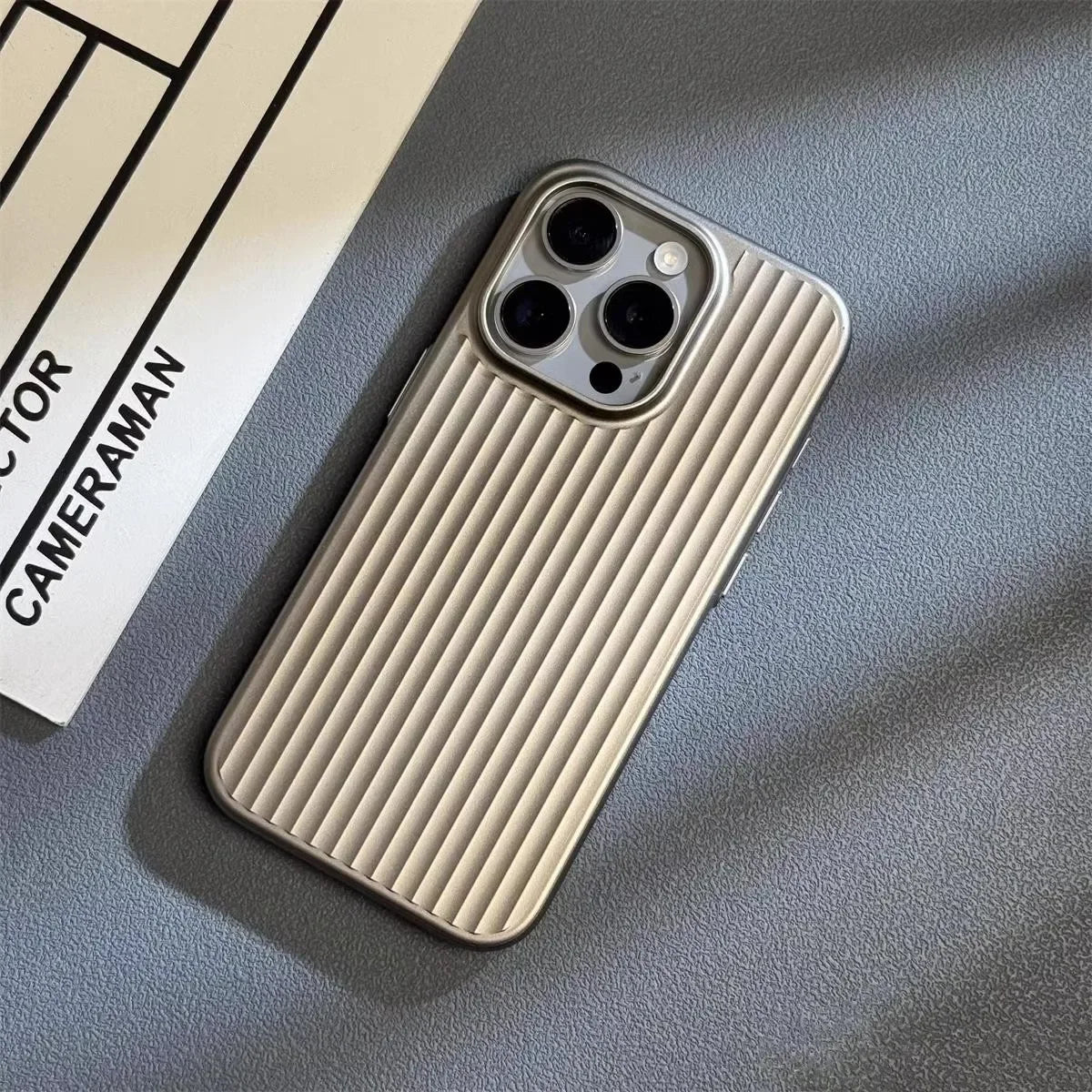 ApexGuard titaniumkleurige hoes voor iPhone, valbescherming met opstaande randen