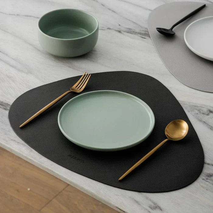 Ensemble de couverts plats en acier inoxydable mat, dressage de table moderne