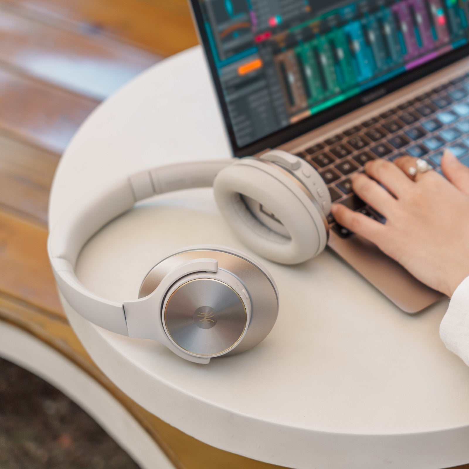 Draadloze over-earhoofdtelefoon met hybride ruisonderdrukking en Bluetooth 5.0