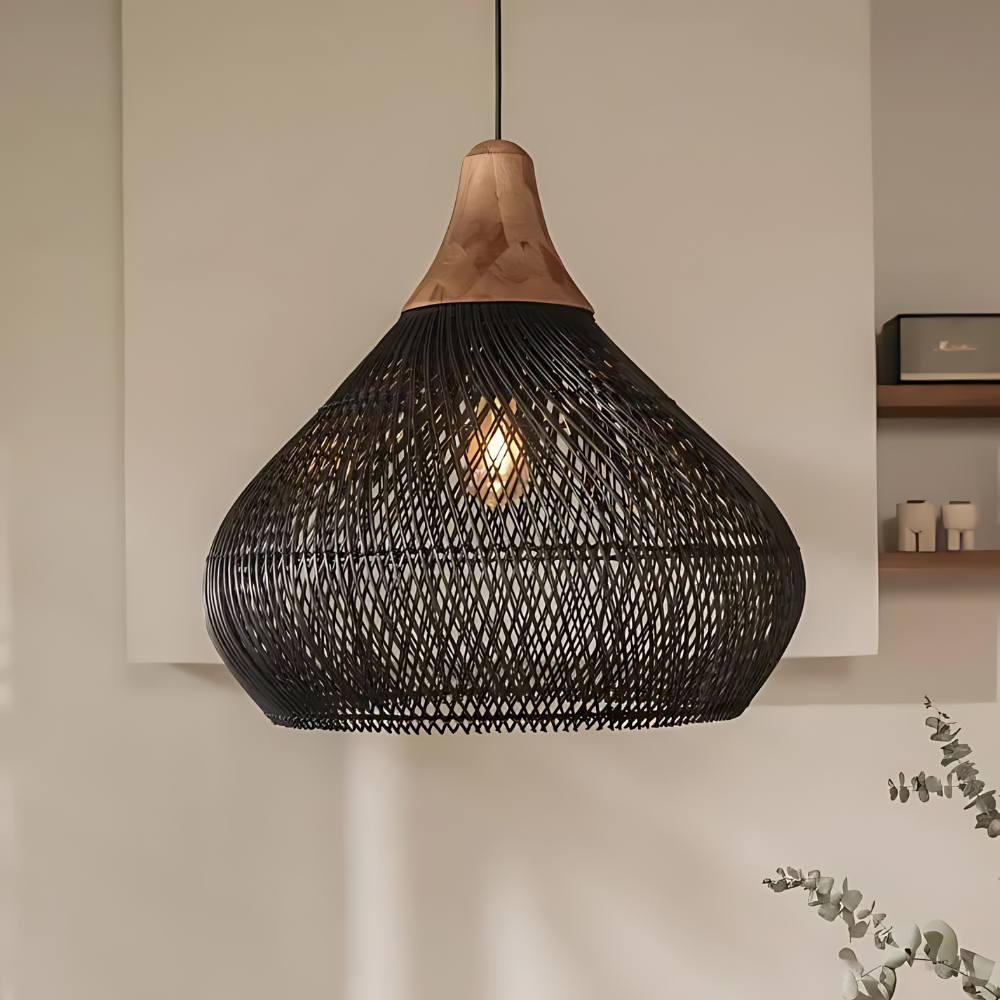 Lampada a sospensione Asterra in rattan intrecciato a mano, naturale o nera, disponibile in due misure