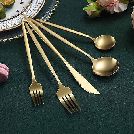 Ensemble de couverts plats en acier inoxydable mat, dressage de table moderne