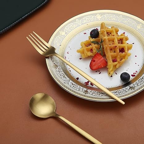 Ensemble de couverts plats en acier inoxydable mat, dressage de table moderne