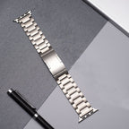 רצועת שעון מטיטניום בדרגה 2 של Gravitiq ל־Apple Watch, עם אבזם מגנטי