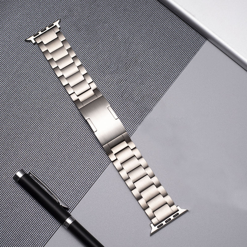 רצועת שעון מטיטניום בדרגה 2 של Gravitiq ל־Apple Watch, עם אבזם מגנטי