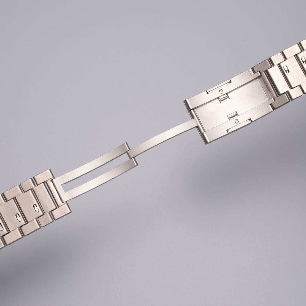 רצועת שעון מטיטניום בדרגה 2 של Gravitiq ל־Apple Watch, עם אבזם מגנטי