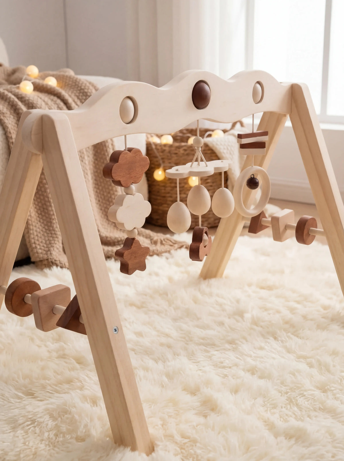 Aktivitetsbue i naturligt træ – sanselegetøj og babygym til babyer og småbørn | Fioriscas
