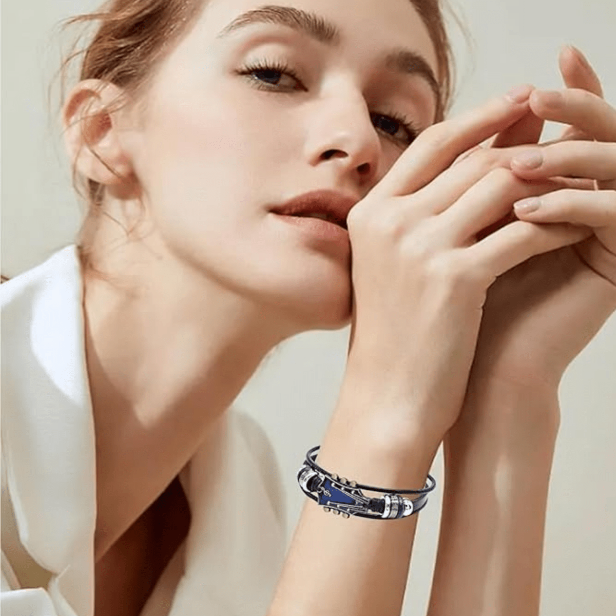 Leather Bracelet with Guitar-Inspired Design - Fioriscas