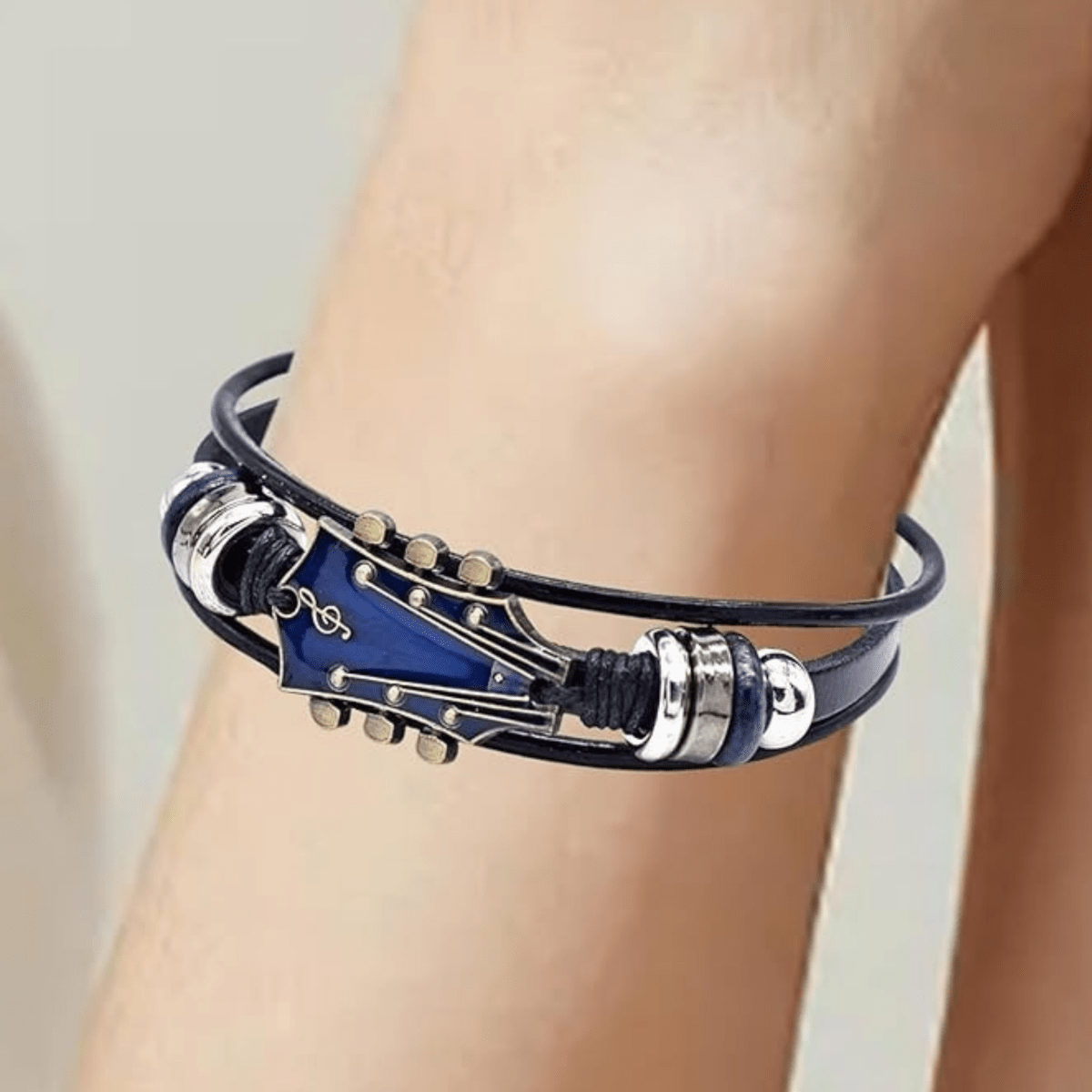 Leather Bracelet with Guitar-Inspired Design - Fioriscas