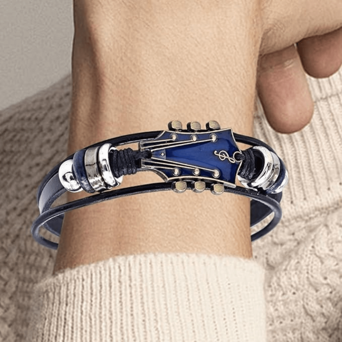 Leather Bracelet with Guitar-Inspired Design - Fioriscas