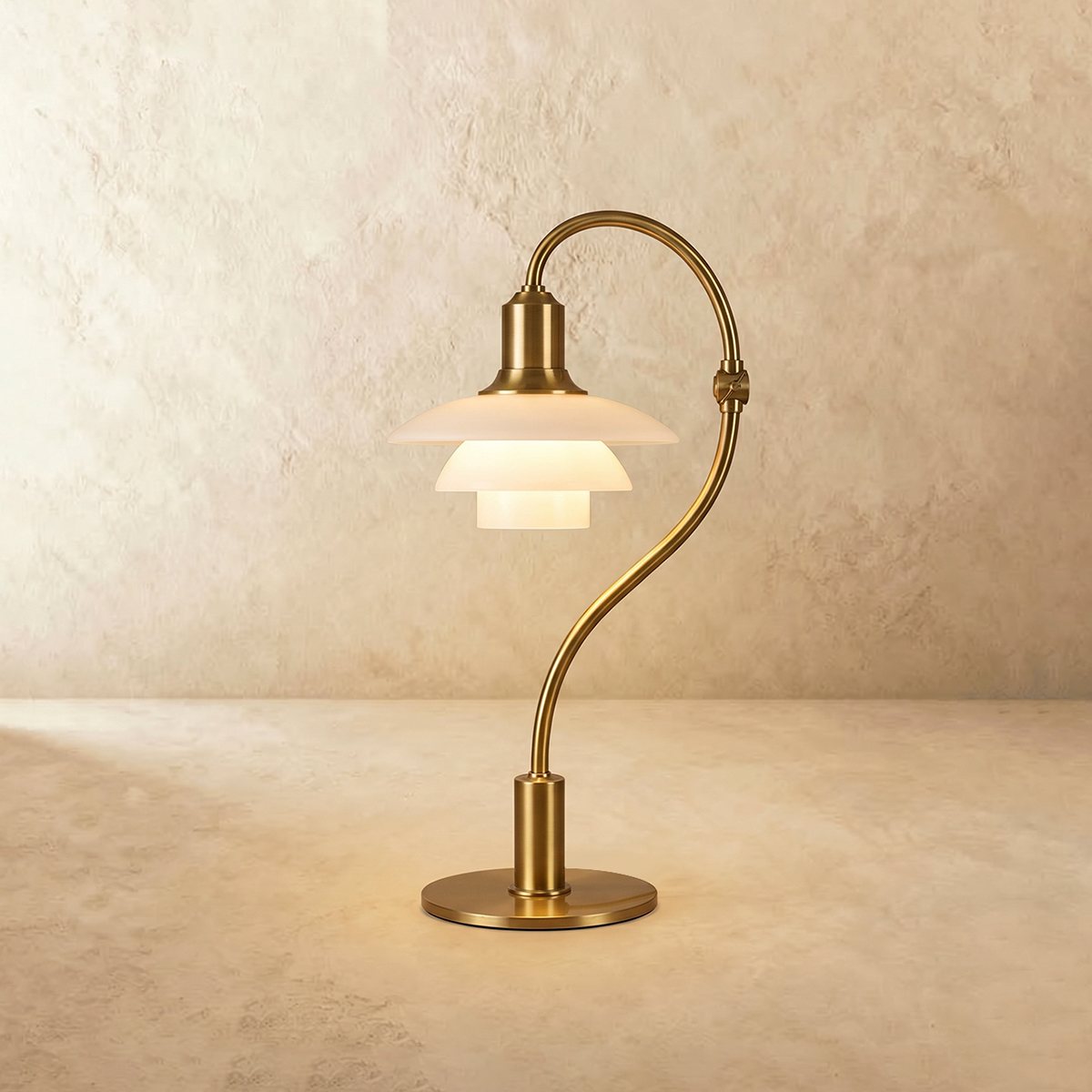 Aurelia frostad glasbordslampa med aluminiumarm och mjuk omgivningsbelysning