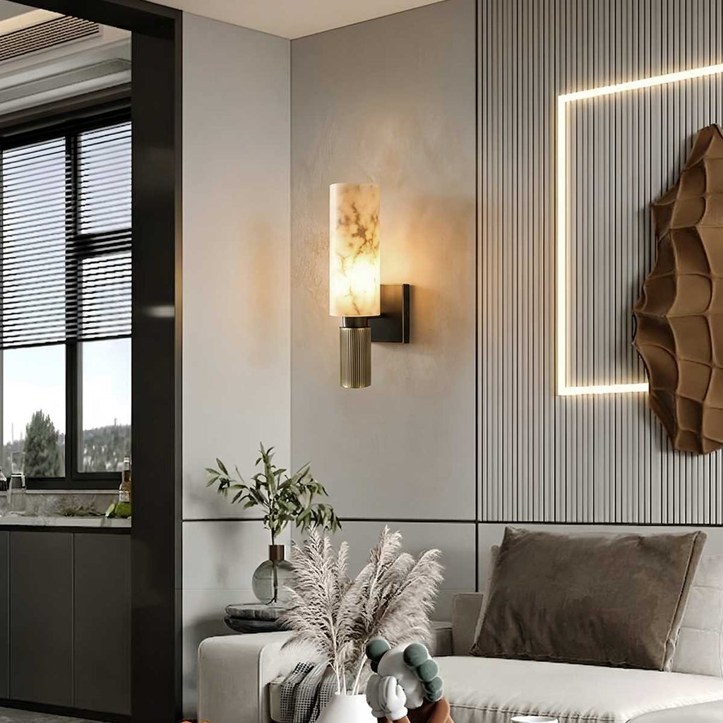 Lampada da parete Aurelia in marmo venato con cornice metallica geometrica