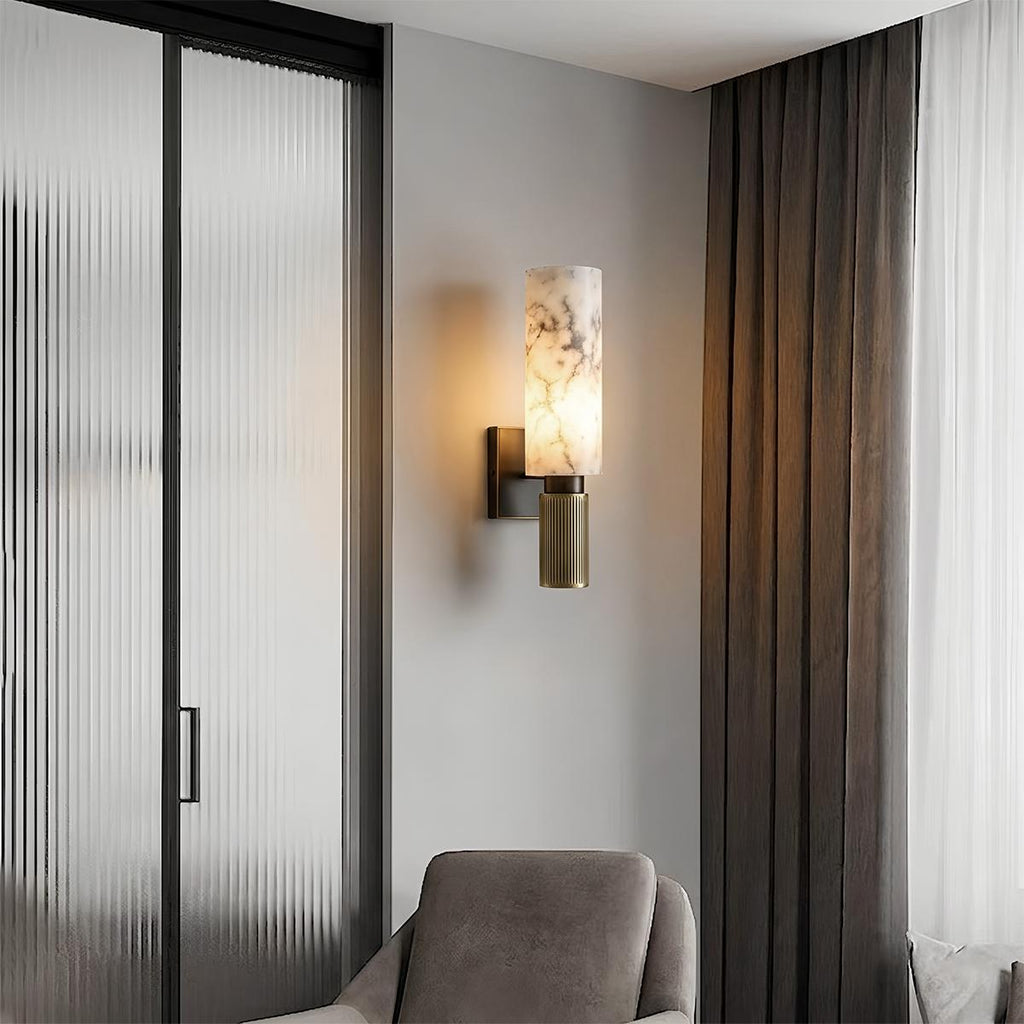 Lampada da parete Aurelia in marmo venato con cornice metallica geometrica