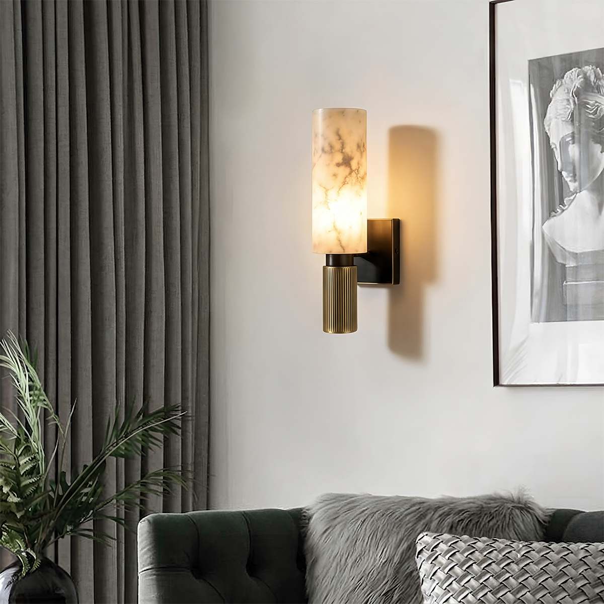 Lampada da parete Aurelia in marmo venato con cornice metallica geometrica