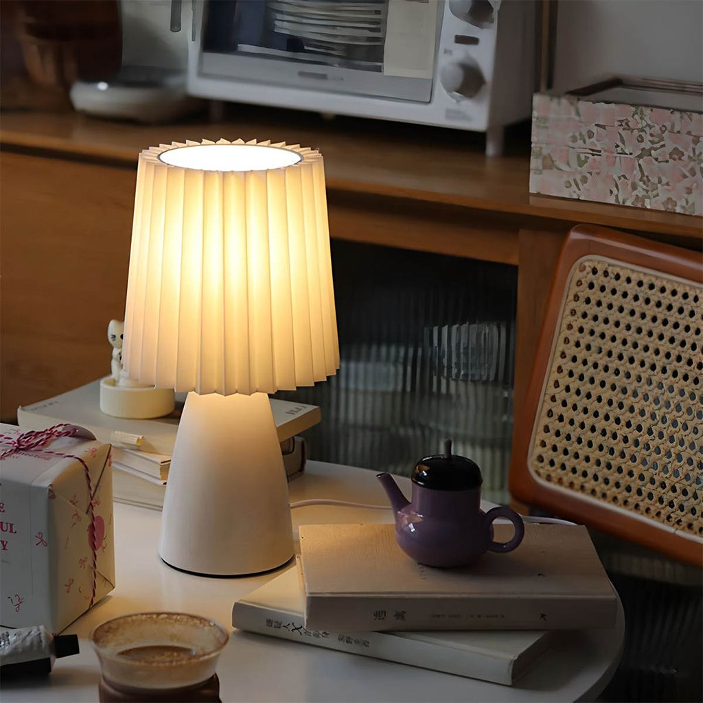 Keramická stolní lampa NovaAura s plisovaným stínidlem a šarmem středního století