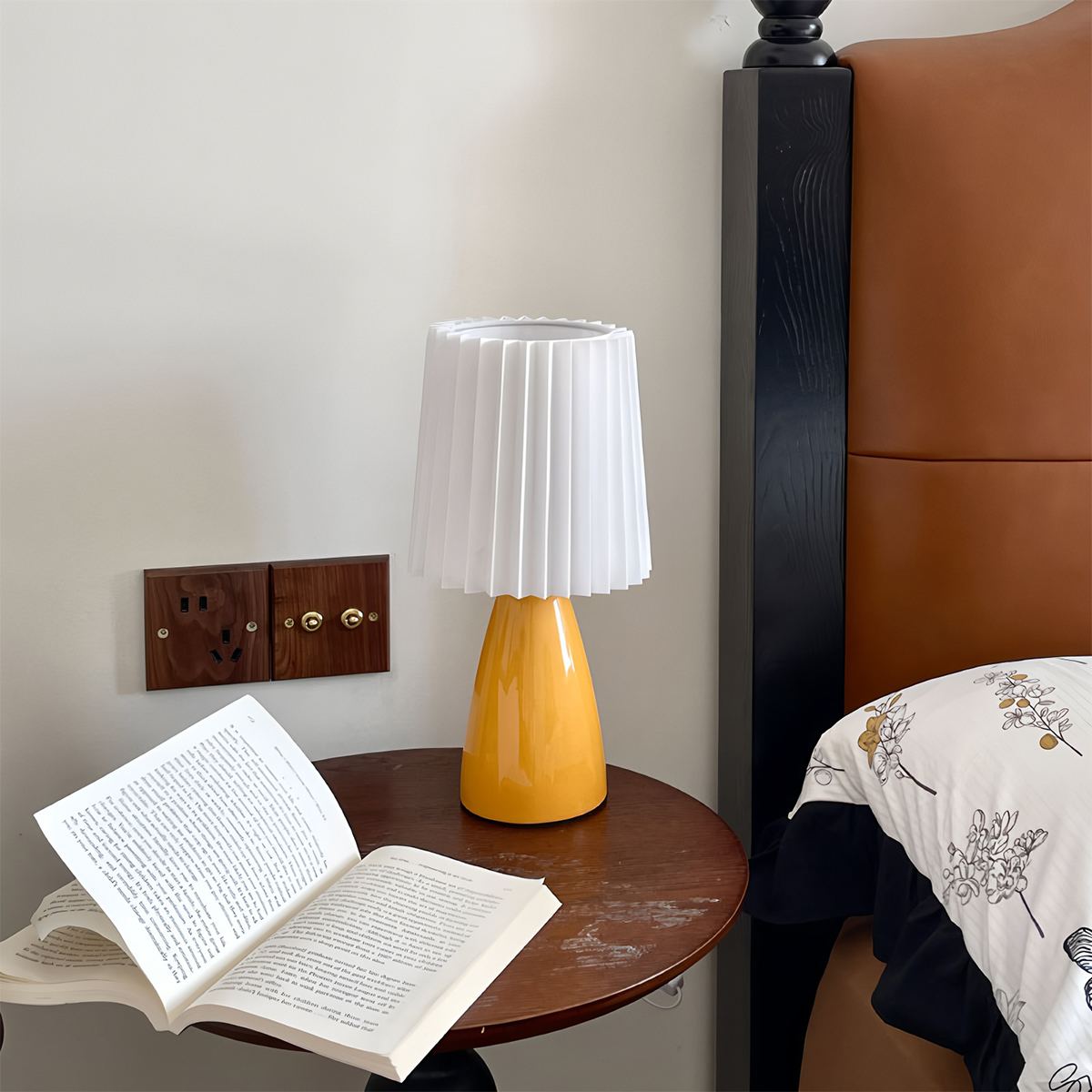 Keramická stolní lampa NovaAura s plisovaným stínidlem a šarmem středního století