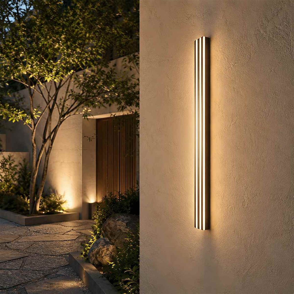 Lampada da parete moderna Noir Aura con metallo nero e paralume in acrilico