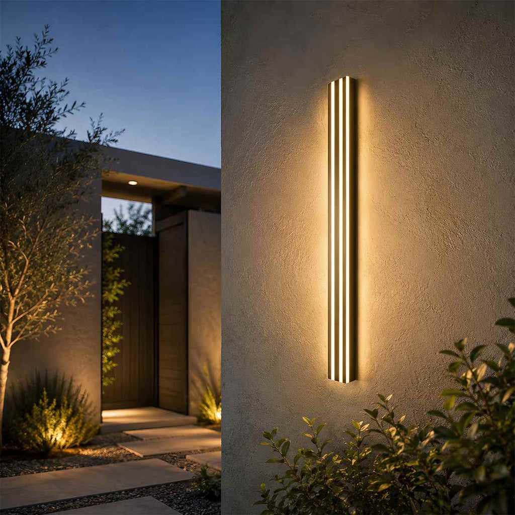 Lampada da parete moderna Noir Aura con metallo nero e paralume in acrilico