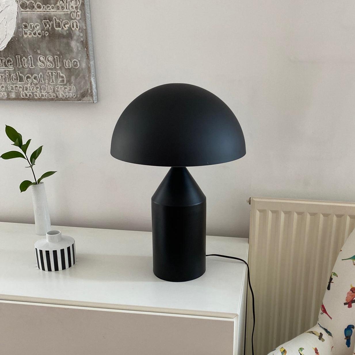 Stolní lampa Atollo Lunaro, sochařský kovový design v italském stylu