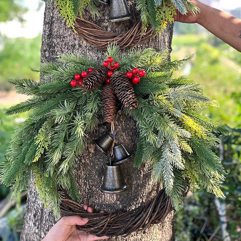Hangulatos karácsonyi koszorú természetes csengőkkel és fa díszítéssel - Fioriscas