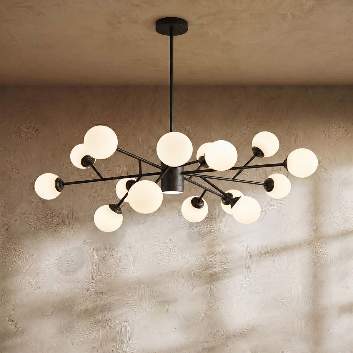 Arcadia Luxe ljuskrona i guld- eller svart aluminiumfinish för mysig atmosfär