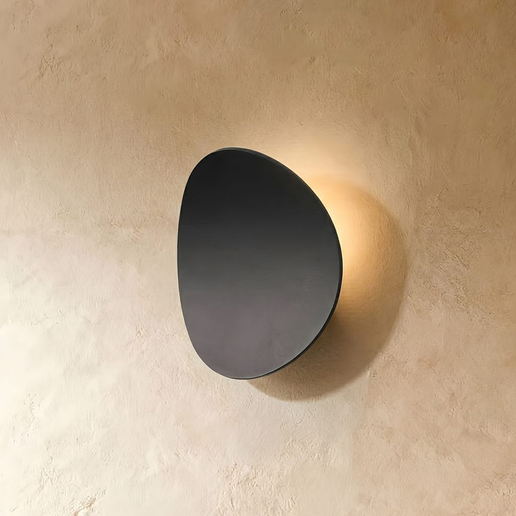 Lampada da parete LED NovaCurve nera opaca e bianca con bagliore ambientale