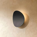 Lampada da parete LED NovaCurve nera opaca e bianca con bagliore ambientale