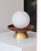 Loftlampe Globus Opalglas Moderne Messing Valnød Accents Flush Mount | Fioriscas