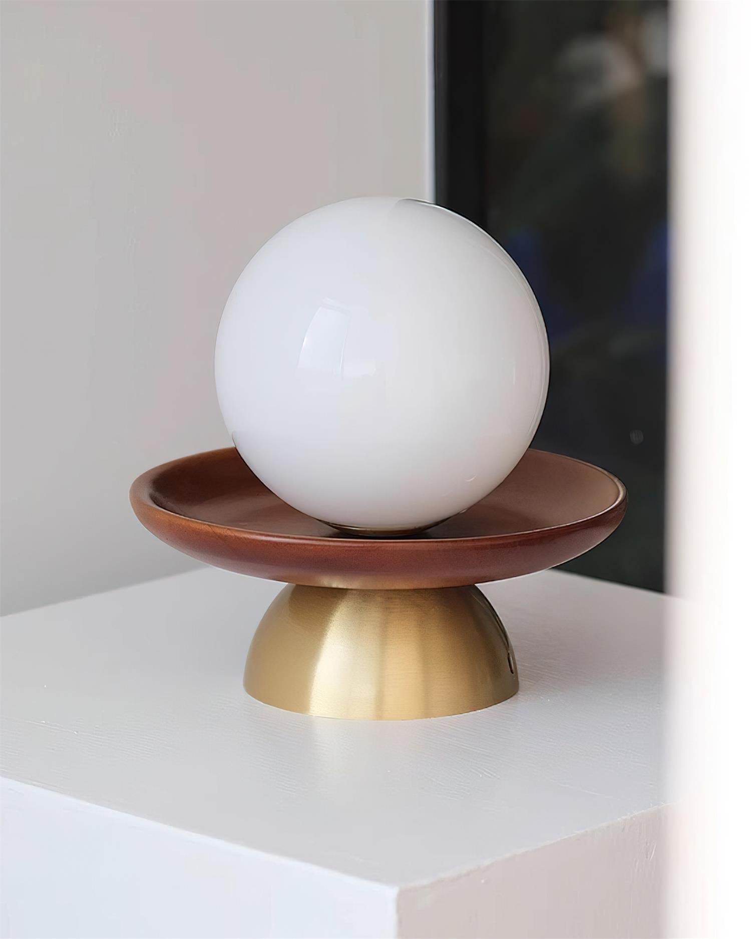 Loftlampe Globus Opalglas Moderne Messing Valnød Accents Flush Mount | Fioriscas