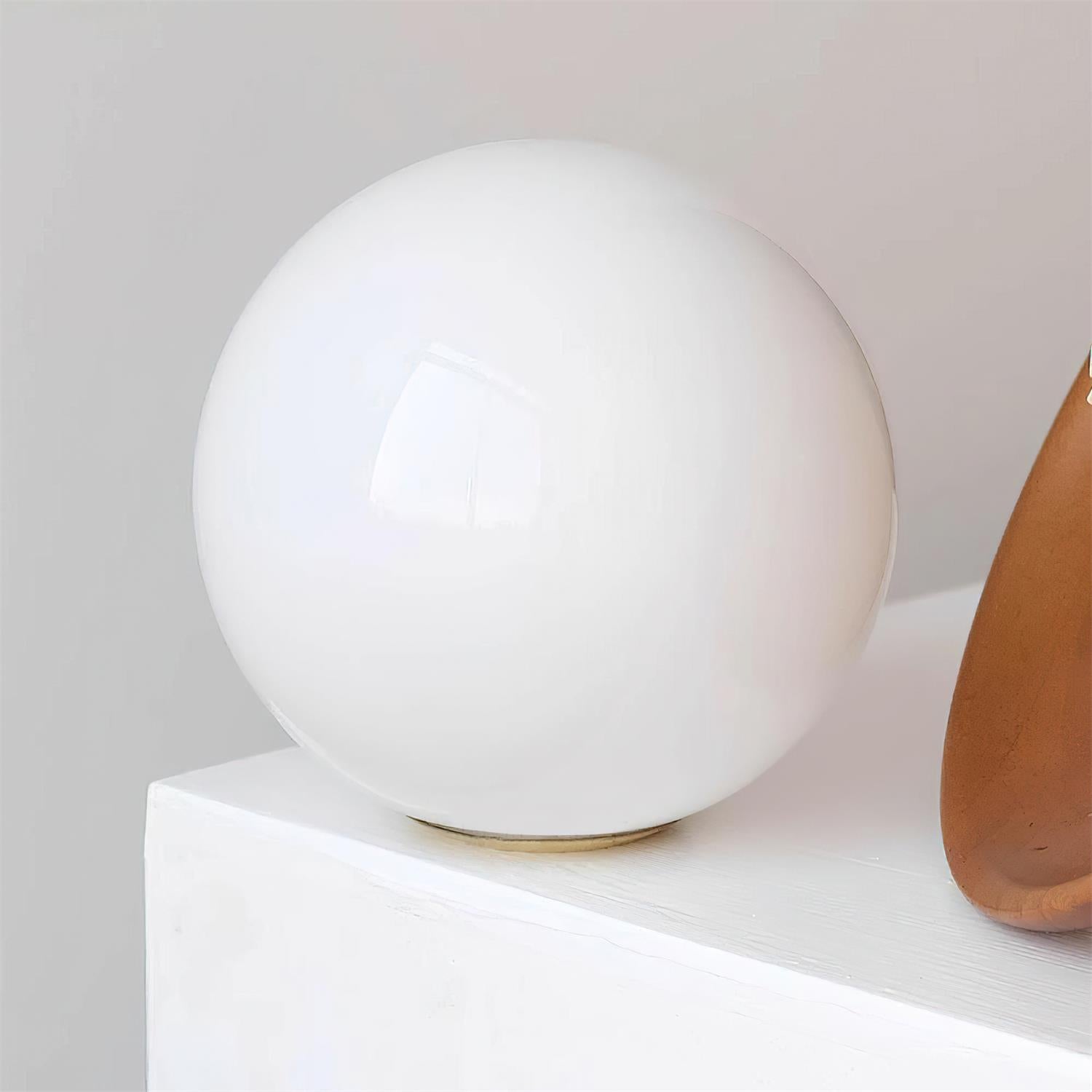 Loftlampe Globus Opalglas Moderne Messing Valnød Accents Flush Mount | Fioriscas