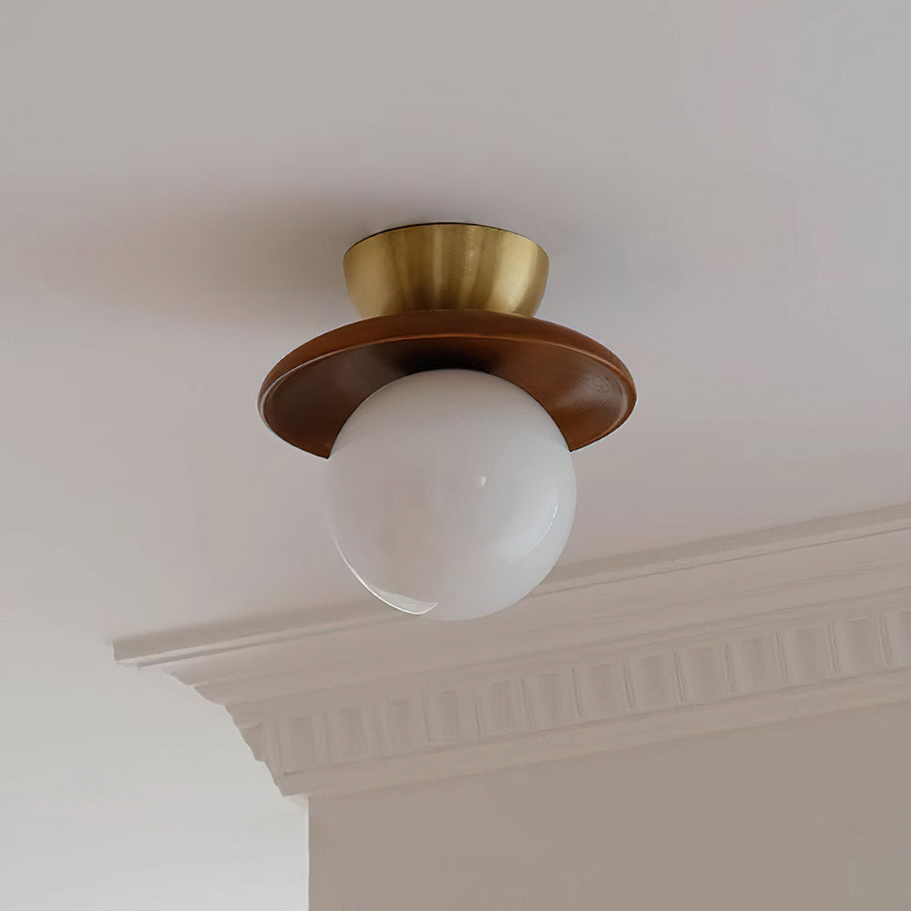 Loftlampe Globus Opalglas Moderne Messing Valnød Accents Flush Mount | Fioriscas