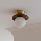 Loftlampe Globus Opalglas Moderne Messing Valnød Accents Flush Mount | Fioriscas