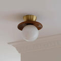 Loftlampe Globus Opalglas Moderne Messing Valnød Accents Flush Mount | Fioriscas