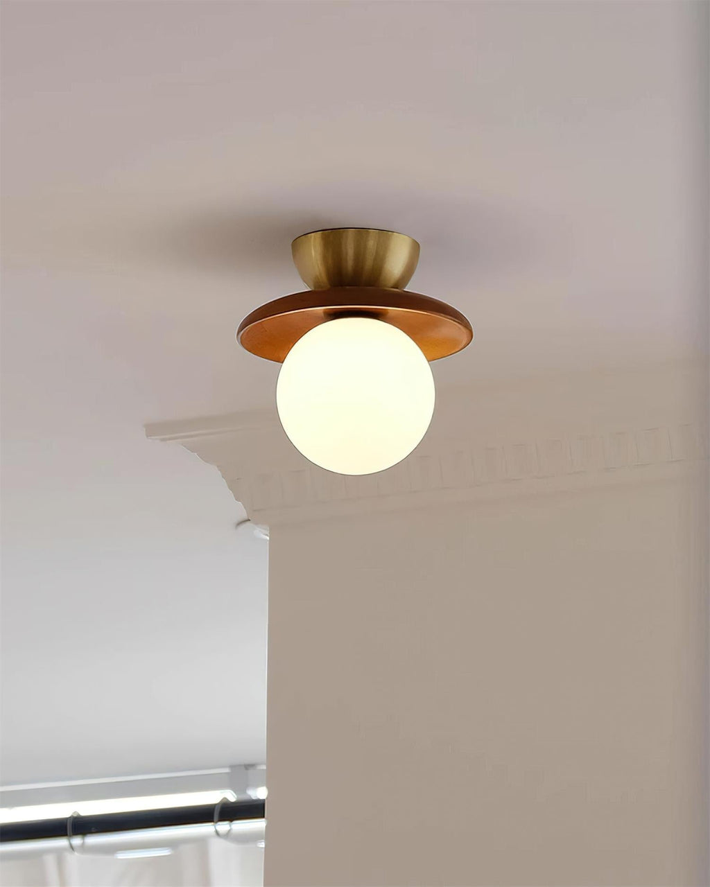 Loftlampe Globus Opalglas Moderne Messing Valnød Accents Flush Mount | Fioriscas