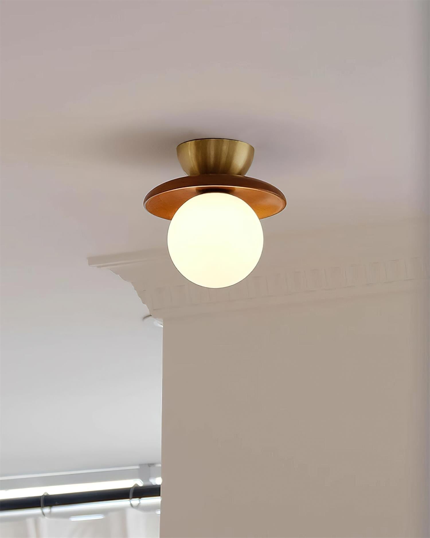Loftlampe Globus Opalglas Moderne Messing Valnød Accents Flush Mount | Fioriscas