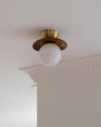 Loftlampe Globus Opalglas Moderne Messing Valnød Accents Flush Mount | Fioriscas