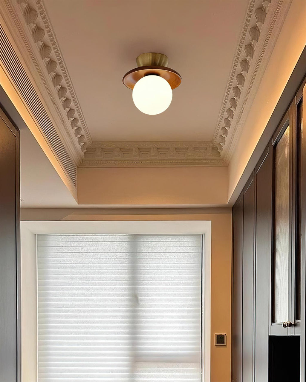 Loftlampe Globus Opalglas Moderne Messing Valnød Accents Flush Mount | Fioriscas